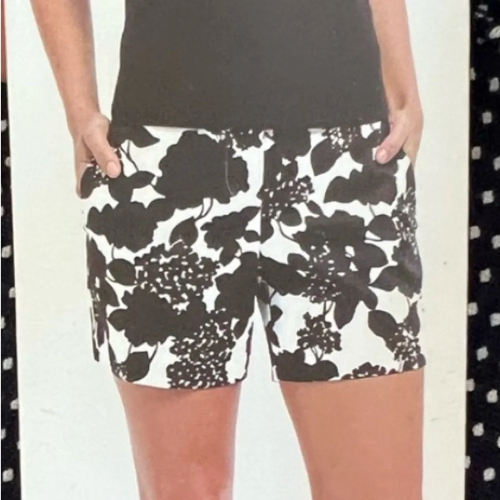 THE LIMITED polka dot tailored short in navy and white 5” inseam size women’s 8